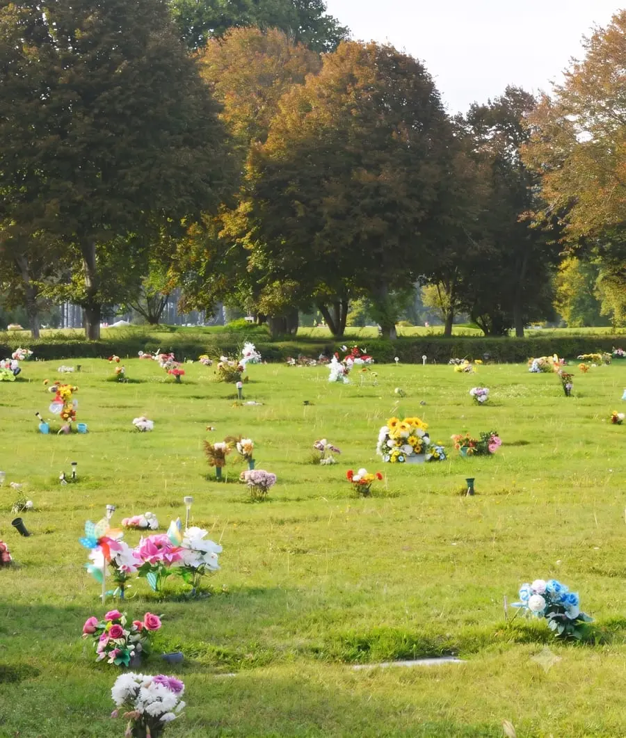 Jardines del parque cementerio con flores en memoria de los seres queridos